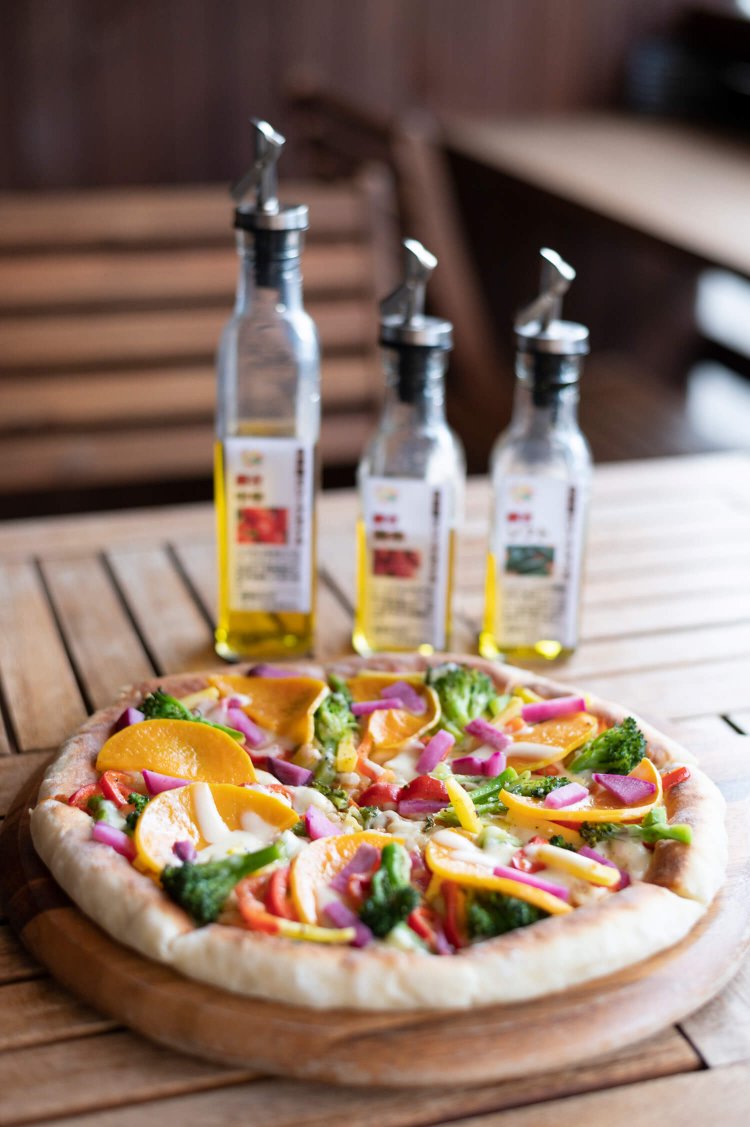 季節の野菜ピザM(約27cm)1210円。S（約20cm）も用意する。