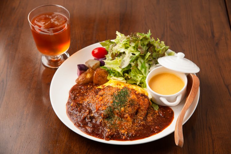 ランチでもLYB豚を使う。人気のオムライスプレート1100円は、ひき肉たっぷりな特製デミソ ースのコクある味わいが至福を呼ぶ。