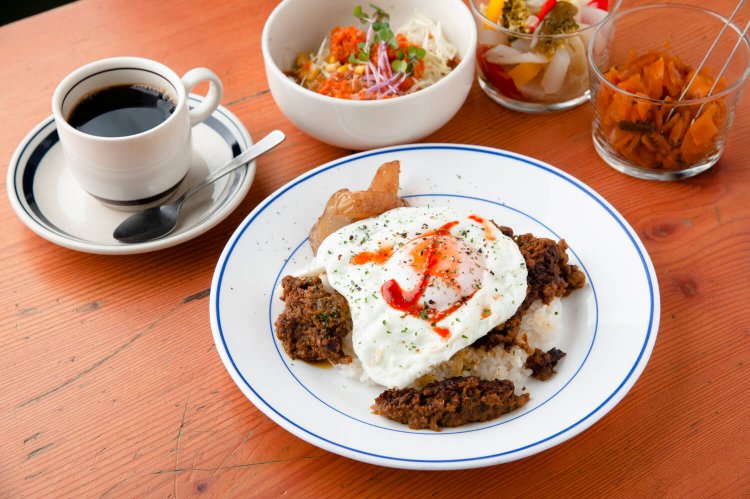 ドライカレー900円。昼、夜ともにカレーはすべてサラダとピクルス付き。ドリンクは300円～で、セットで100円に。