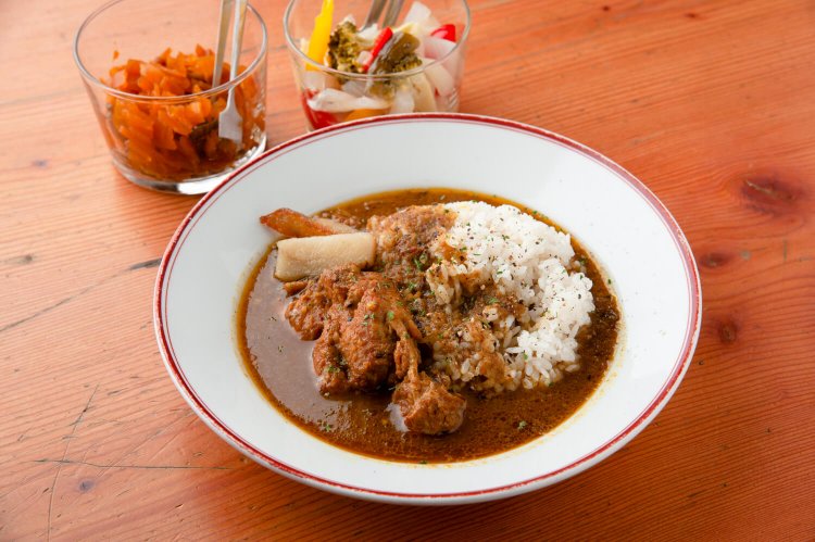 チキンカレー900円。ホロホロチキンの食感がやみつきに。