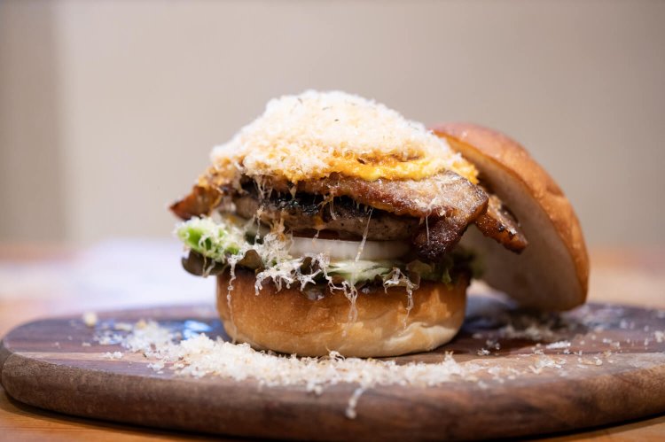 ベーコンスモークチーズバーガー1280円。