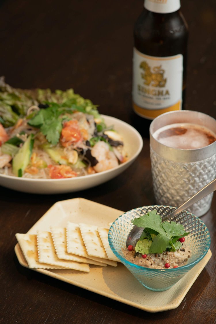 手前から、タイのハーブを用いたコンロのレバーペースト638円、ヤムウンセン748円。シンハービール660円で晩酌したい。