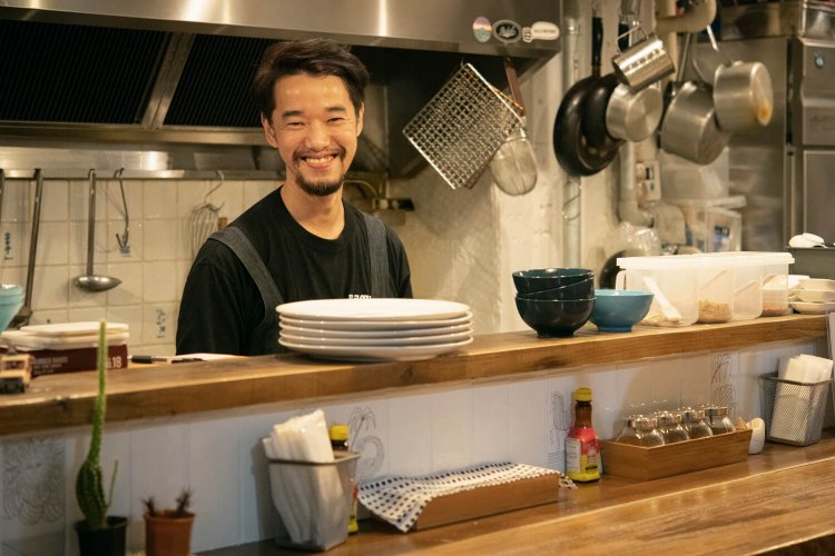 バンド「toconoma」でも活躍する矢向さん。併設の美容院は奥様担当だ。