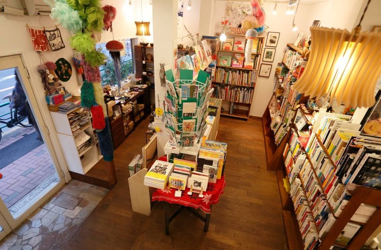 1階部分。絵本や雑貨が所狭しと並ぶ。