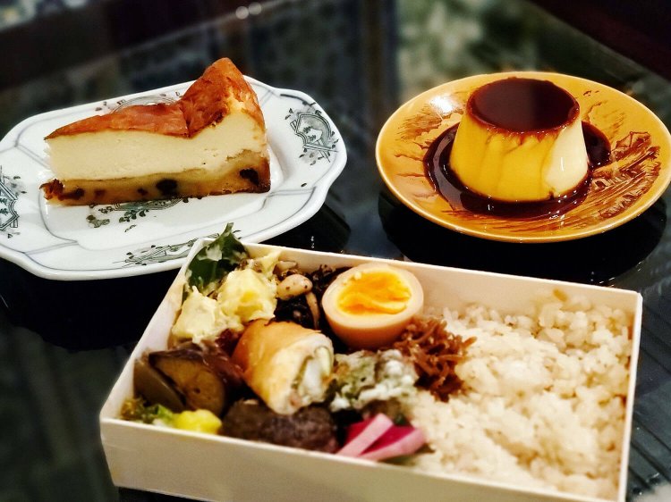 リトルシェフのおまかせ弁当 1600円。テイクアウト カスタードプリン 500円。テイクアウト ラムレーズンのチーズケーキ650円。