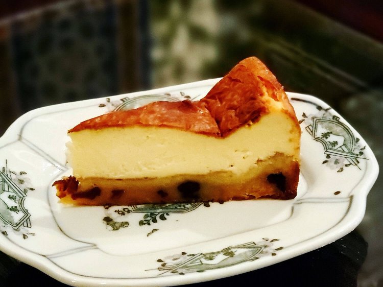 テイクアウト ラムレーズンのチーズケーキ650円。