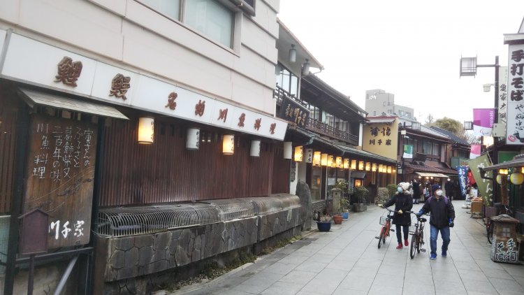 帝釈天参道の『川千家』。仲居・駒子と寅さんのお見合い会場（第3作）、ひとみと邦男の披露宴会場（第23作）ですが、タコ社長の娘・あけみの披露宴（第33作）も同店で行われたのでは……と筆者は推測する。