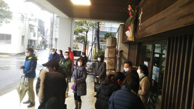 『川甚』閉店が迫った1月某日、多くの名残りを惜しむ客が訪れ。開店1時間30分前にも関わらす、この人だかり。