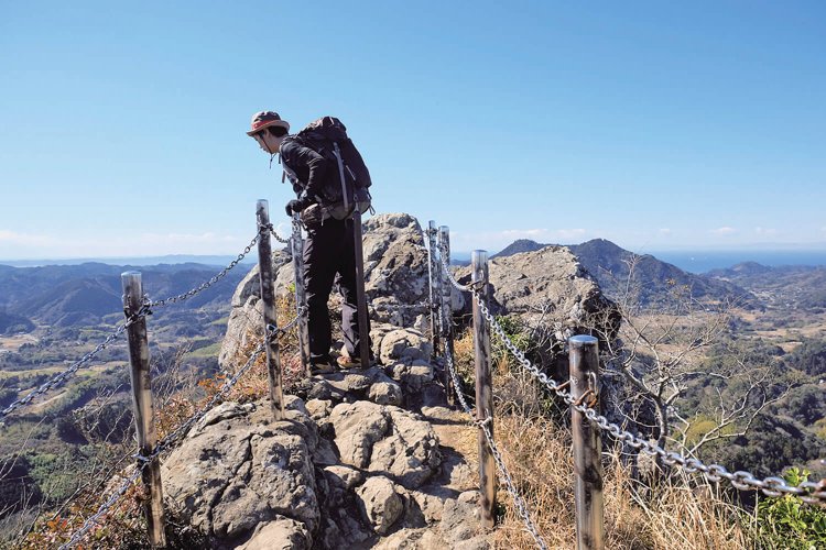 伊予ケ岳の南峰の山頂はクサリで囲まれた岩場。クサリがなければ頂上には怖くて行けない。視界は360度。