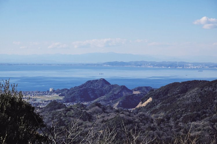 富山北峰にある展望台からの眺望。岩井の街並みや遠く三浦半島、丹沢の峰々が見える。富士山も見えるはず（天候による）。