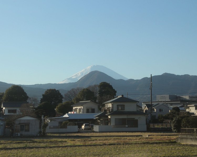 矢倉岳を完全に包む富士山。小田急線の車窓から撮影。富士山頂から38km弱の地点。