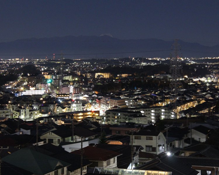 王禅寺見晴し公園で見る、冬の月夜の遠距離富士。蛭ヶ岳の後ろに白い頭を出している。わかりやすいように露出時間を長くした。