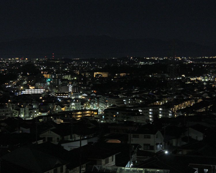 王禅寺見晴し公園で見る遠距離夜富士は、肉眼では実際、こんな感じに見える。ほとんど幻のよう。