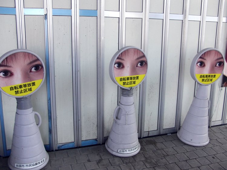 山口県の岩国駅前の実写看板。確かにぎょっとする（岩国・2019年）