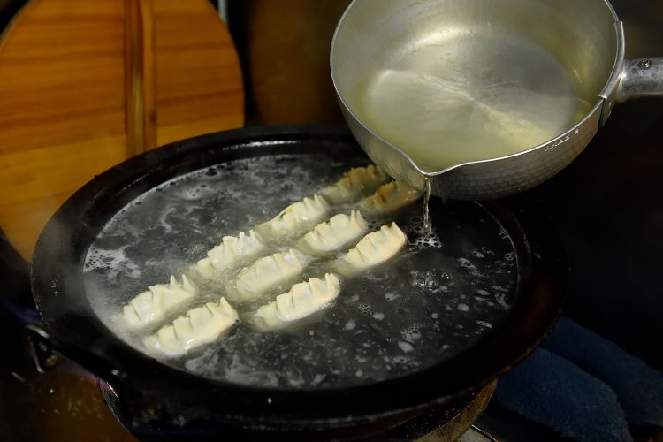 餃子はスープで茹でるのが來々軒流。