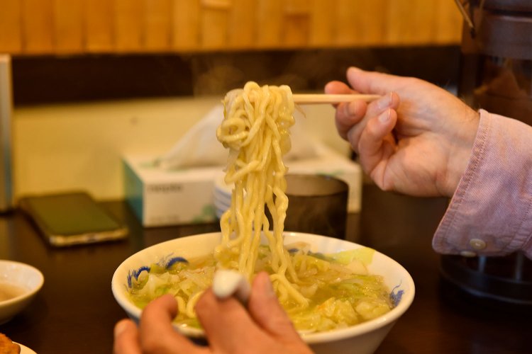 浅草開化楼特製の太麺は大迫力。