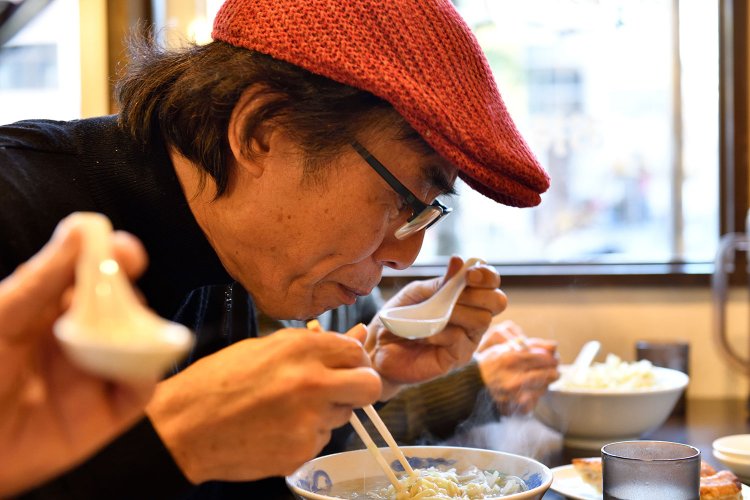 3人並んで老舗のタンギョウを堪能！