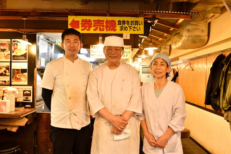 店主の好衛さんを中央に、妻の弘子さんと息子の悟さん。