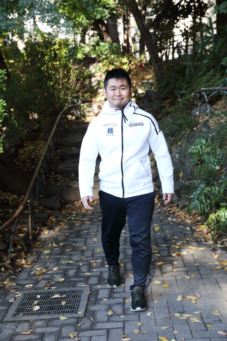 股関節から膝、爪先をまっすぐ1直線に。左右の爪先から延びる２本の線上を歩く。「 表情も大事！ 自然な笑顔で歩きましょう。」