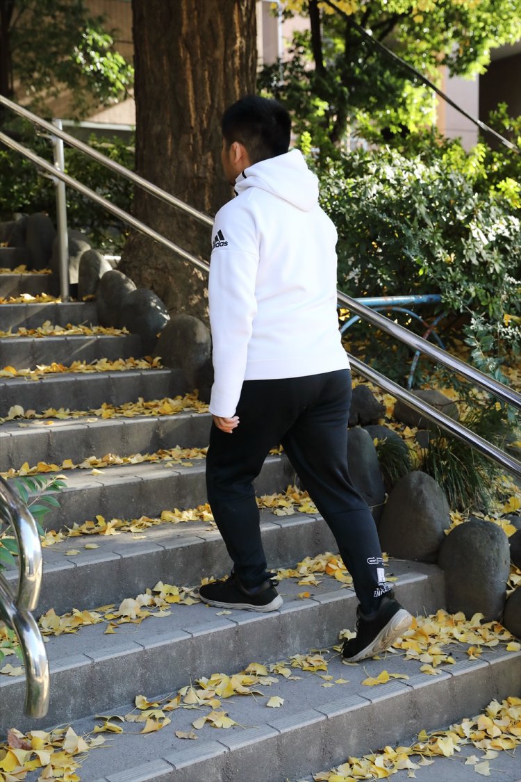 いつもより負荷をかけ心拍数をアップさせたい時は、あえて階段や坂道を選んで進もう。