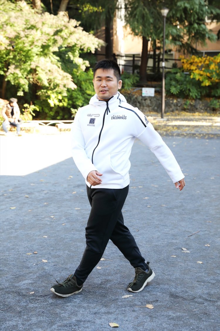 ヨコ歩き。体を横に向けて、前進するときのように手足を動かす。