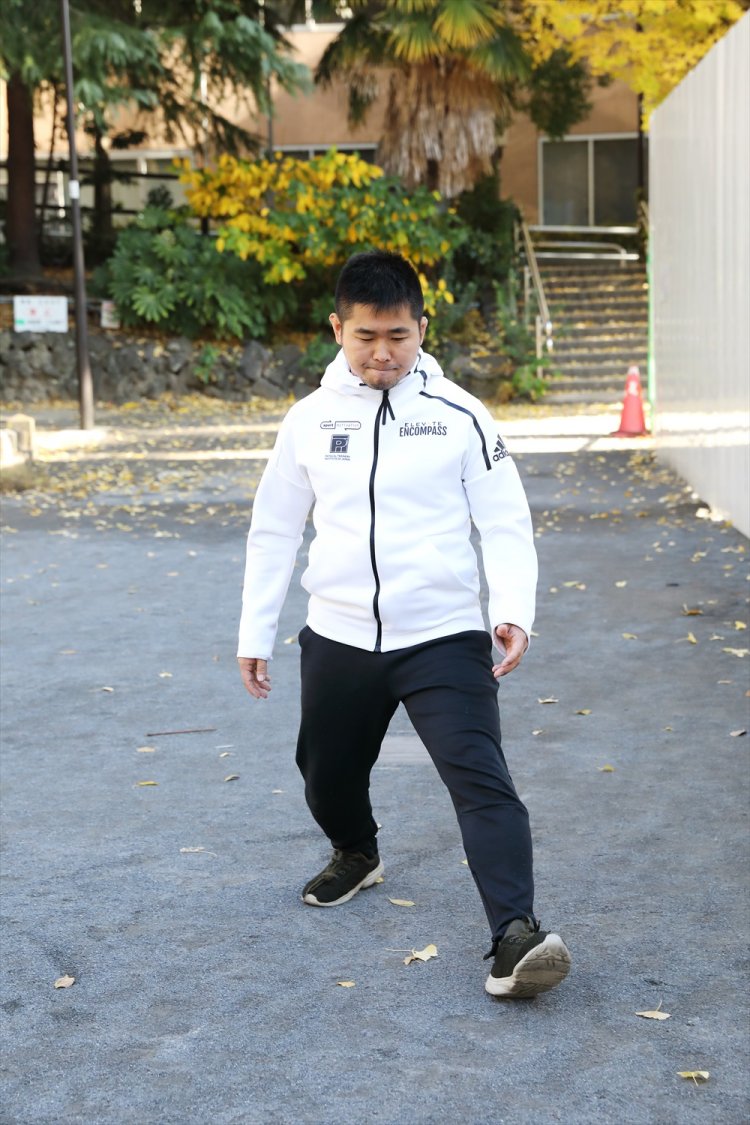 なんば歩き。重心を低くして、右手と右足、左手と左足を同時に出す。