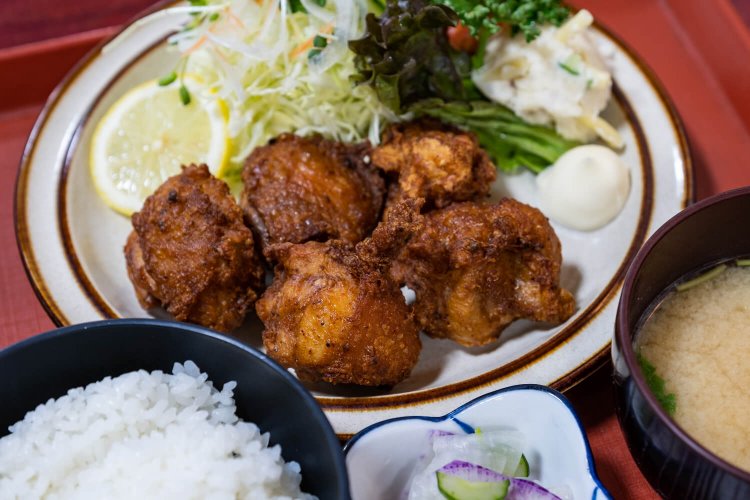 さんたからあげ定食860 円。1個80 円でテイクアウトもできる。