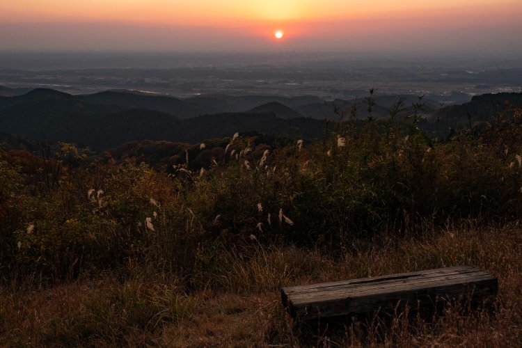 山頂からは夕日を浴びてまたたく那珂川の様子も見下ろせる。