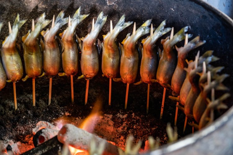 店の一角ではアユを炭火でじっくりと串焼きしている様子も。
