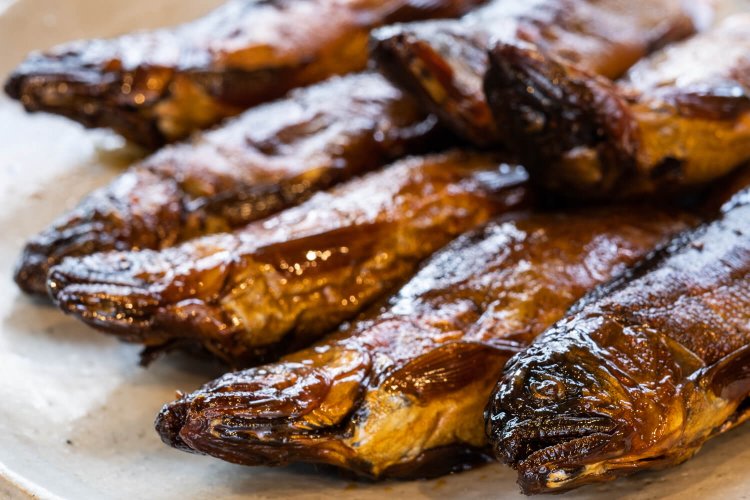 頭から尾まで丸ごと食べられる鮎甘露煮は8尾入り2460円ほか。