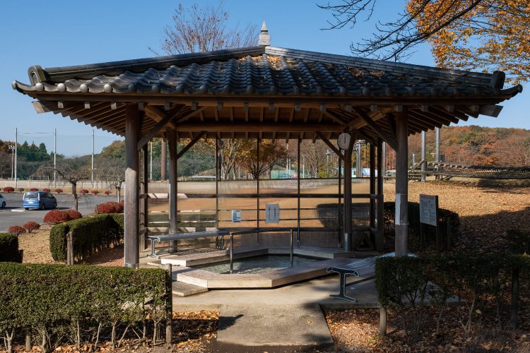 黒羽運動公園駐車場に隣接する屋根付きの無料足湯の利用は10:00～16:00（休は『五峰の湯』と同じ）。