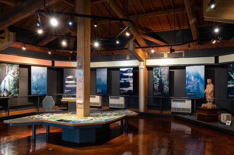 木の温もりを存分に生かした黒羽芭蕉の館のエントランスホール。