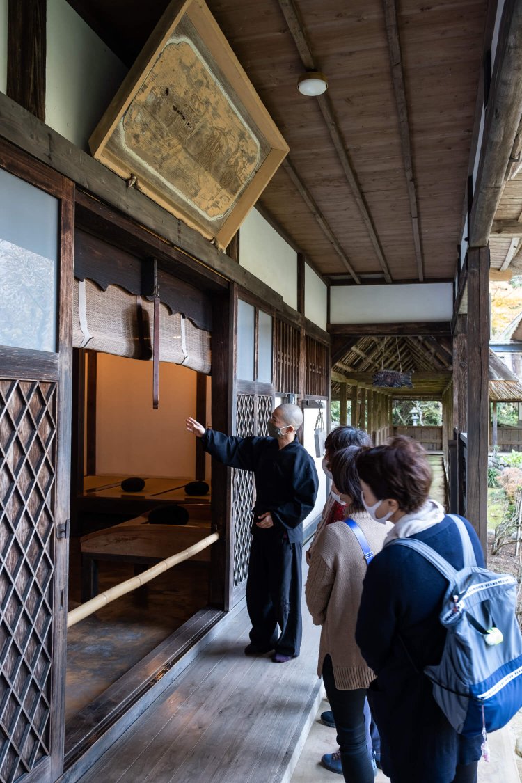 ユニークな解説も聞ける堂内拝観。事前に予約してから訪れたい。