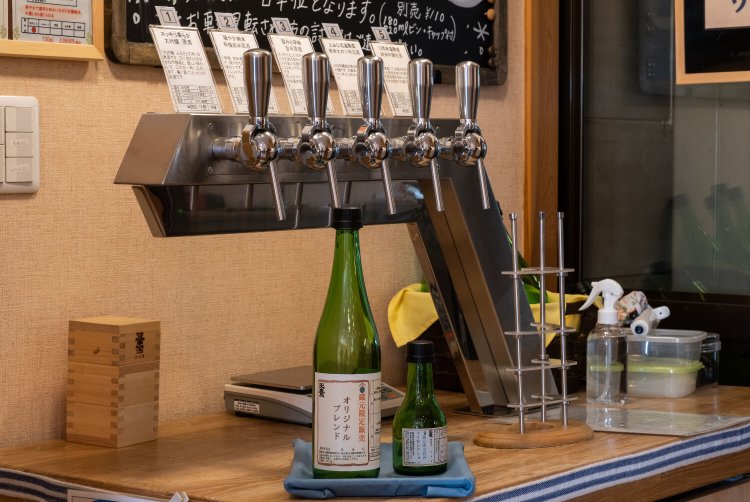直営店では量り売りでオリジナルブレンド酒を購入できる。