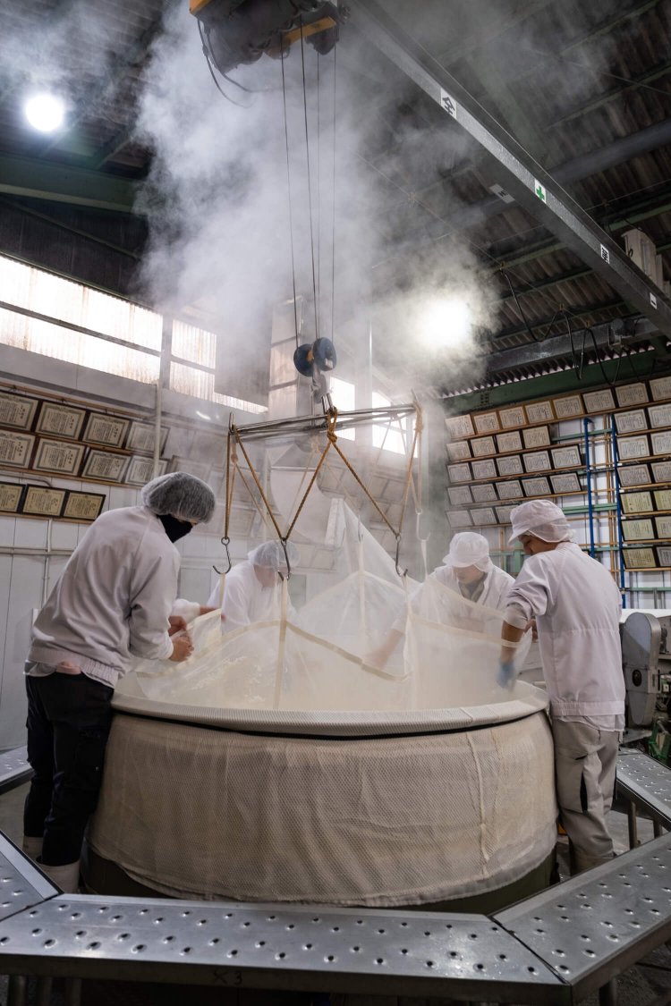 蒸した米を取り出す酒仕込みの様子。蔵見学は要予約（有料）。