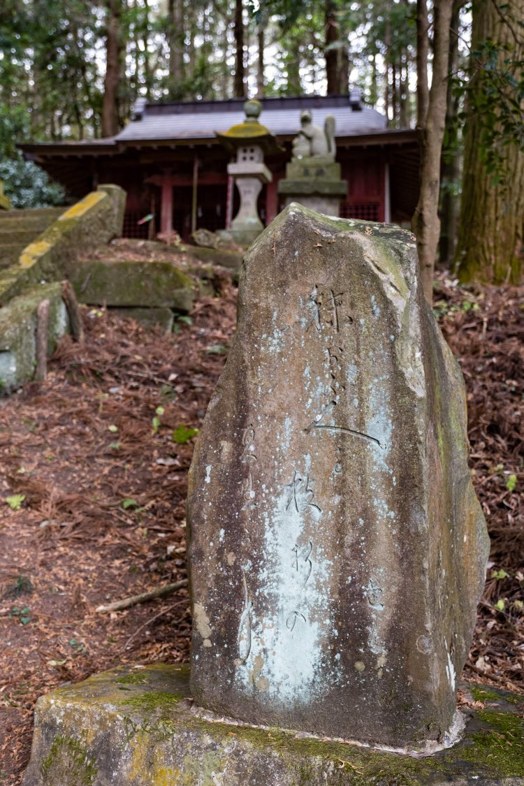 玉藻（たまも）稲荷神社の句碑には「秣（まぐさ）負ふ人を枝折の夏野哉」と草深い那須の情景を詠んだ句が刻まれている。