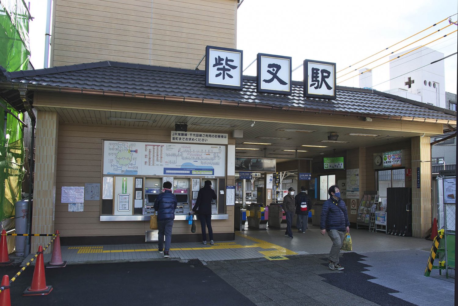 柴又駅は、明治32年(1899)に金町駅から柴又帝釈天への参詣客などのために、1.2キロの軌道上をなんと人が客車を押す帝釈人車鉄道が開業したのが始まりだ。乗ってみたかったなあ。