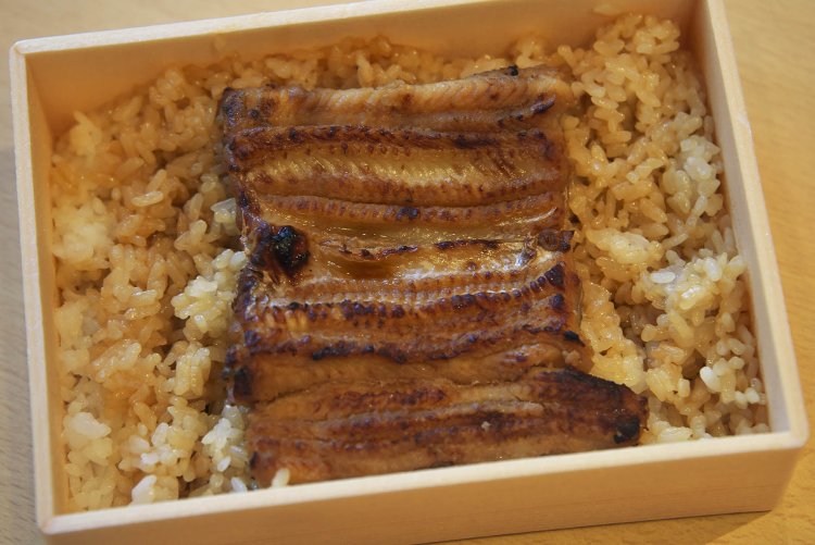 お土産に購入した穴子弁当も美味だった。