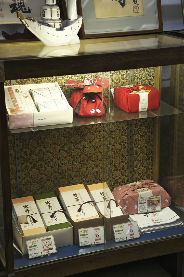 ロビーには婚礼や祝い事などの贈答品見本。