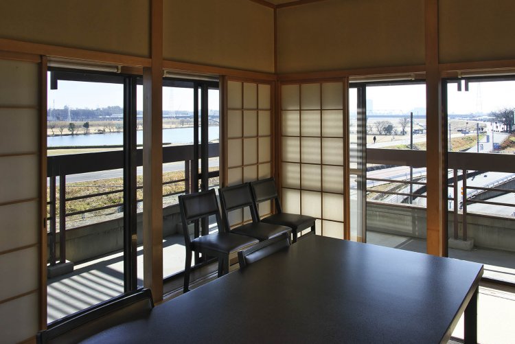 本館４階の大広間からは江戸川が一望。例年ならば河川敷の花火大会では特等席だった。