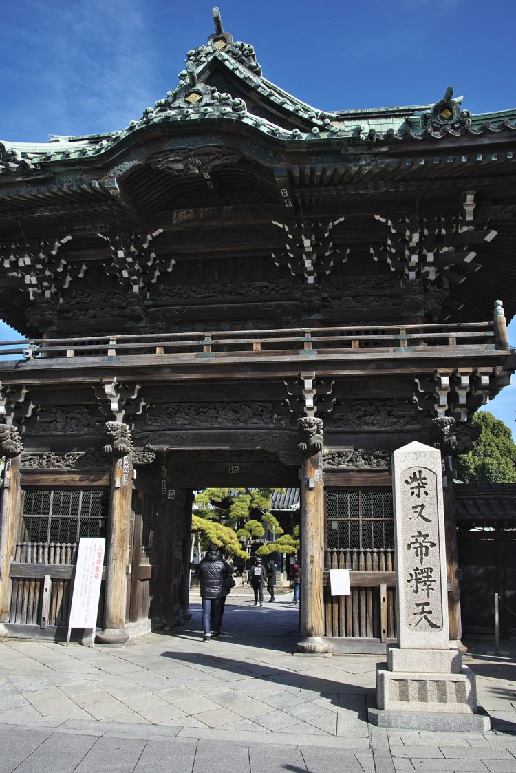 寅さんが産湯をつかった柴又帝釈天題経寺。境内のすぐ裏手に『川甚』がある。