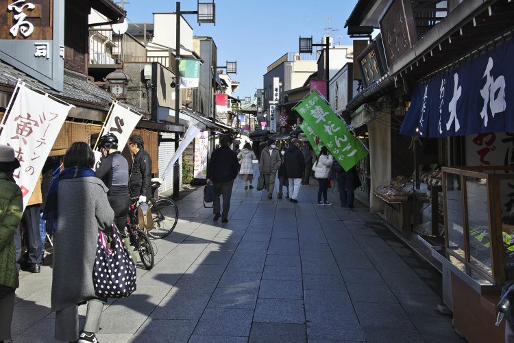 柴又駅から続く帝釈天参道。草だんごや煎餅、川魚料理に天ぷら屋に佃煮屋と、ずっと変わらぬ名物の店が並ぶ。