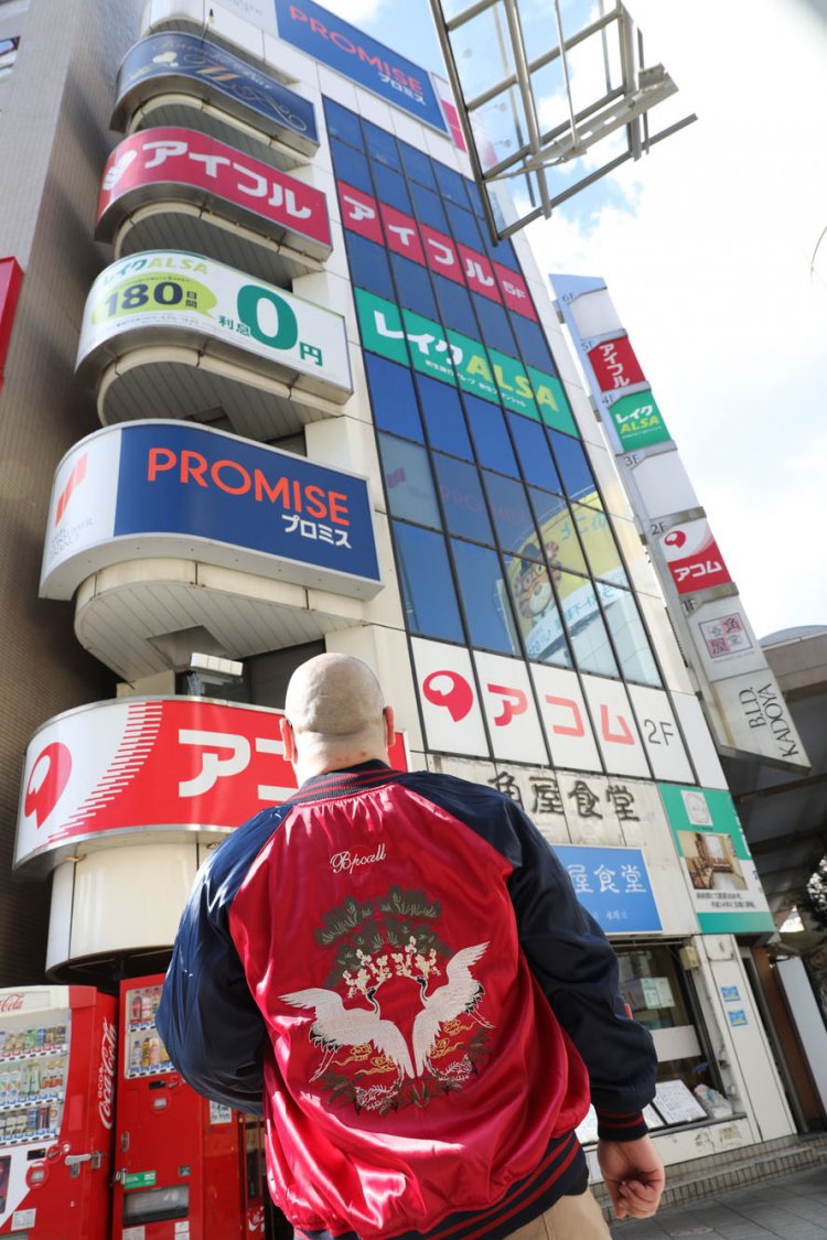 思い出の消費者金融ビルを眺める爪さん。