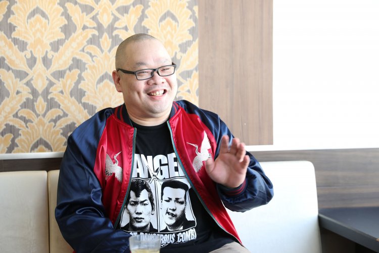 取材時は『ビー・バップ・ハイスクール × ハードコアチョコレート』のTシャツを着ていた爪さん。