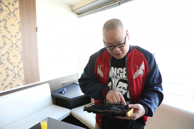 「何で取材に来て歌うハメになるんだろう……（笑）」と言いつつ曲を選んでくれる爪さん。