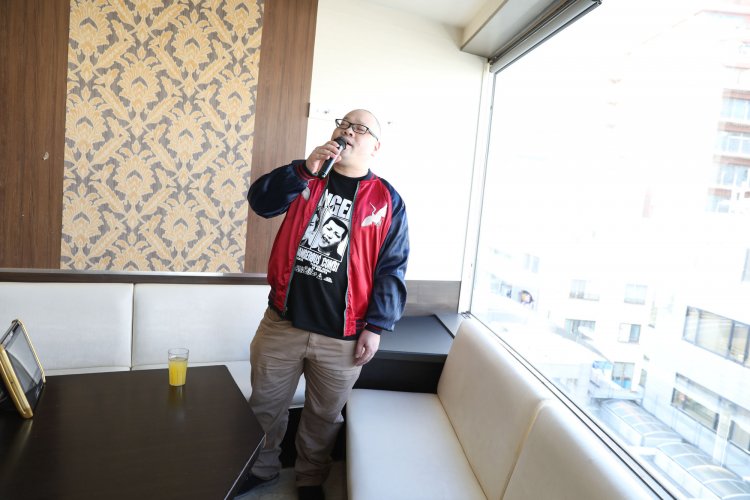 そして真っ昼間のカラオケでCOMPLEX『恋をとめないで』を熱唱！