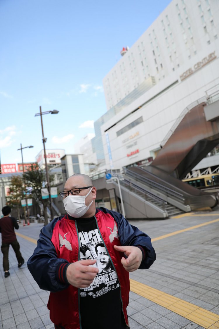 相模大野駅前で買った「ナンバーズ」を持ち、待ち合わせ場所に現れた爪さん。残念ながら外れたそう。