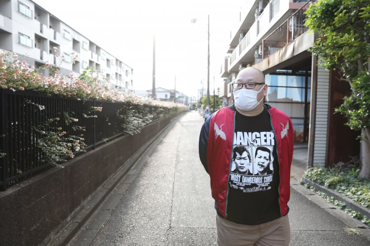 住んでいた家の周囲を歩き、相模大野の思い出にひたる爪さん。