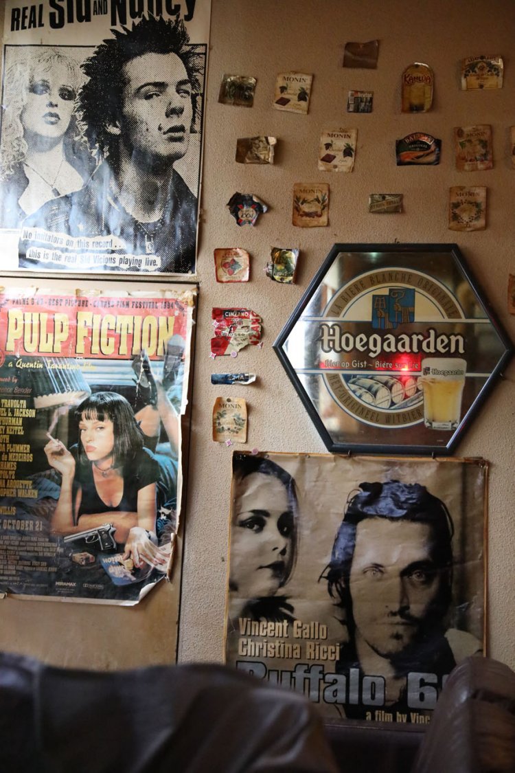 店内はさらにポスターだらけ。『バッファロー'66』『パルプ・フィクション』など、ラインナップが21世紀前で止まってるのがいい……！