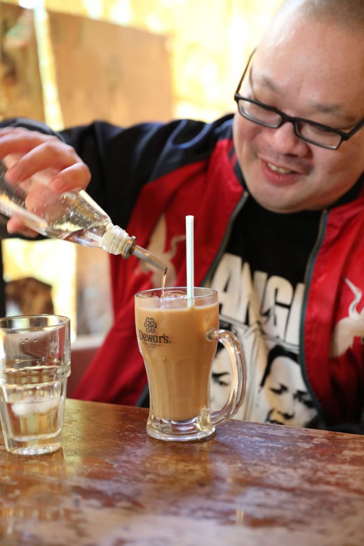  ペリエへの憧れを乗り越え、今はガムシロップを入れてカフェオレを飲む爪さん。